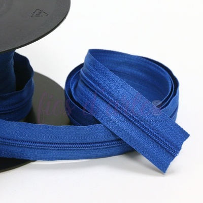 Rolo de fecho éclair azul royal em tecido com dentes azuis.
