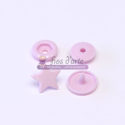 Botões rosa claro de diferentes formas sobre fundo branco