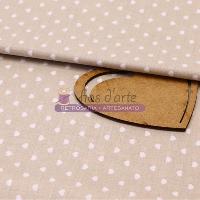 Tecido bege com corações brancos e cartão com texto artesanal