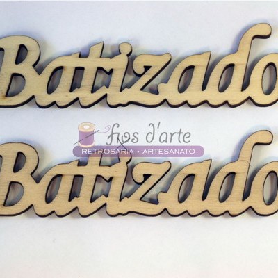 Palavras em madeira com a palavra Batizado em letra cursiva em fundo branco