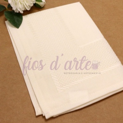 Guardanapo de tecido branco com textura e flor branca