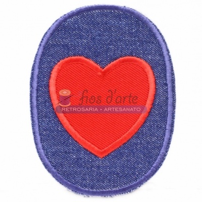 Patch adesivo oval azul com coração vermelho bordado ao centro