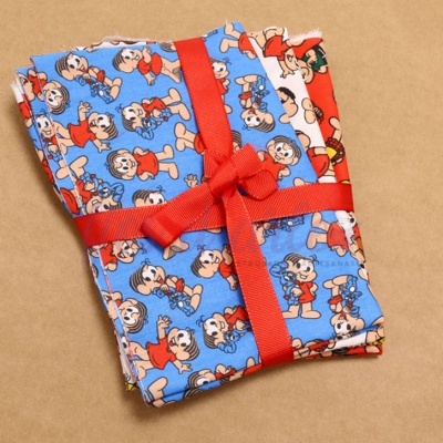 tecidos coloridos com desenhos animados amarrados com fita vermelha