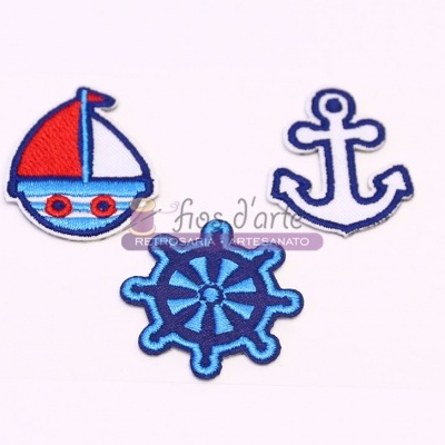 Três patches náuticos coloridos em fundo branco