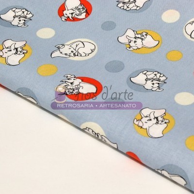 Tecido azul claro com padrão de cães brancos e círculos coloridos