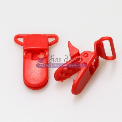Dois clips vermelhos de plástico sobre fundo branco