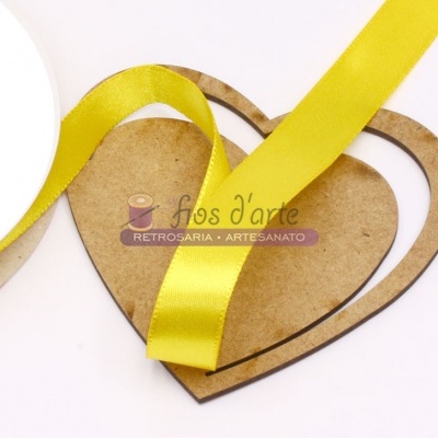 Formas de madeira em forma de coração com fita amarela