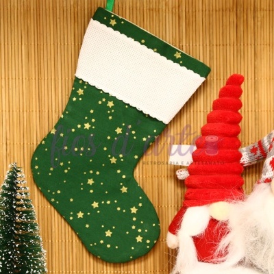 Meia de Natal verde com estrelas pendurada ao lado de pinheiro decorativo e gnomos de Natal