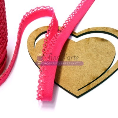 Fita rosa com borda rendada e molde de coração de cartão castanho