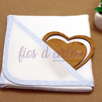 Fralda branca com borda azul clara e coração de madeira