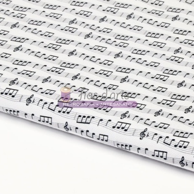 tecido branco com notas musicais pretas repetidas