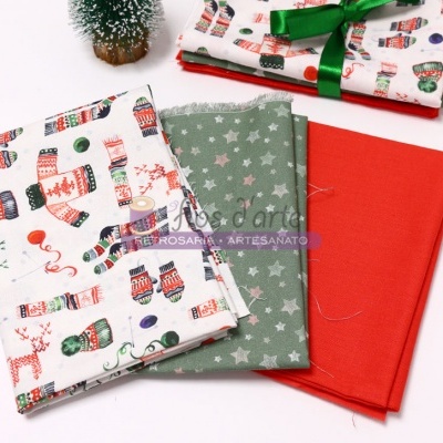 Conjunto de três tecidos natalícios com padrões e cores diferentes.