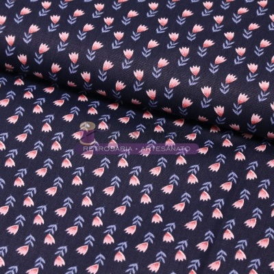 Tecido azul escuro com padrão de pequenas flores cor-de-rosa e brancas repetidas