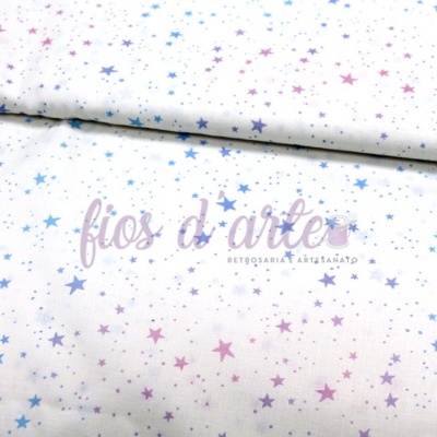 tecido branco com estrelas azuis e rosas
