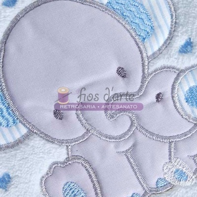 Aplicação bordada em tecido com desenho de dois elefantes cinza e azul