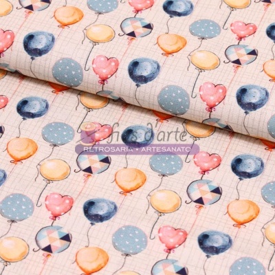 Tecido com padrão de balões coloridos e etiqueta 'rosariasarte ROSARIAS ARTESANATO'