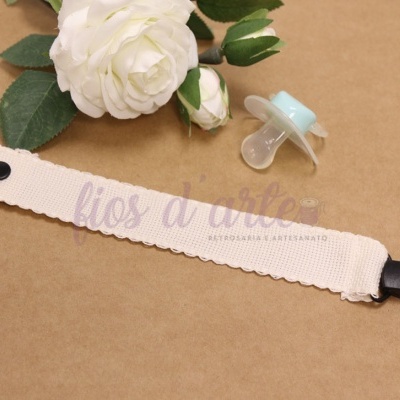 Presilha para chupeta branca com fecho preto e chupeta azul com flores brancas