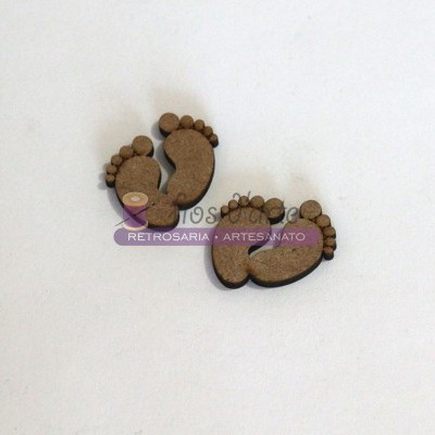 Botões de madeira em forma de pés castanhos sobre fundo branco