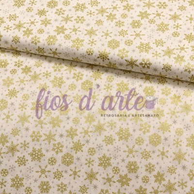 Tecido branco com flocos de neve dourados e texto roxo impresso
