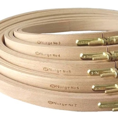 Conjunto de aros de madeira para bordados com parafusos metálicos dourados e marcações de tamanho