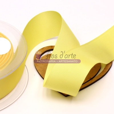 Fita de cetim amarelo claro em carretel transparente com base de madeira