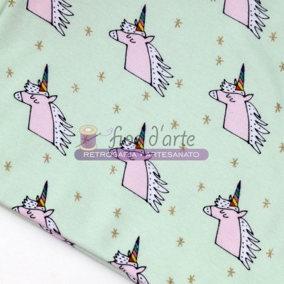 tecido verde claro com padrão de unicórnios rosa e estrelas douradas