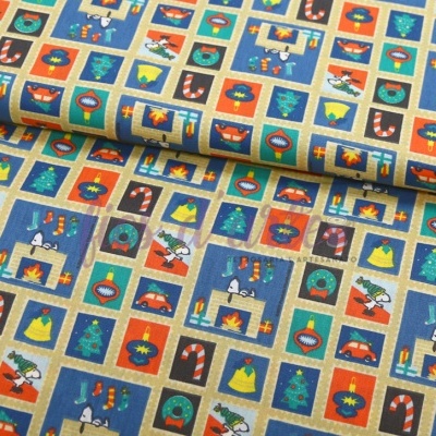 Tecido natalício com padrão de quadrados e figuras coloridas sobre fundo azul e cinzento