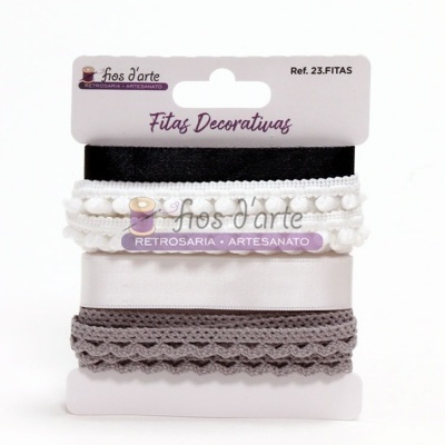 Fitas decorativas preto, branco e cinza em embalagem com etiqueta