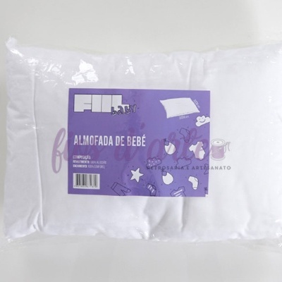 Almofada de bebé branca embalada em plástico com etiqueta roxa