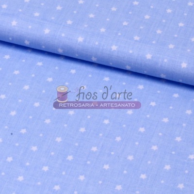Tecido azul claro com pequenas estrelas brancas e etiqueta 'fios d'arte'
