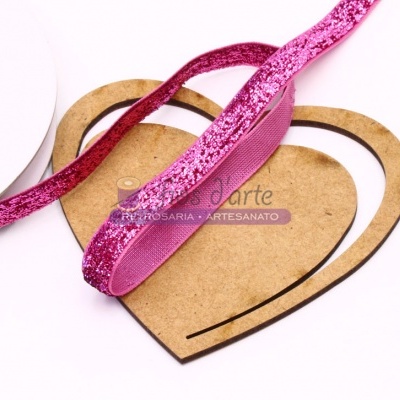 Fitas rosa com brilho sobre corações de madeira