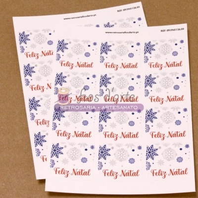Duas folhas brancas com flocos de neve azuis e texto 'Feliz Natal' em vermelho