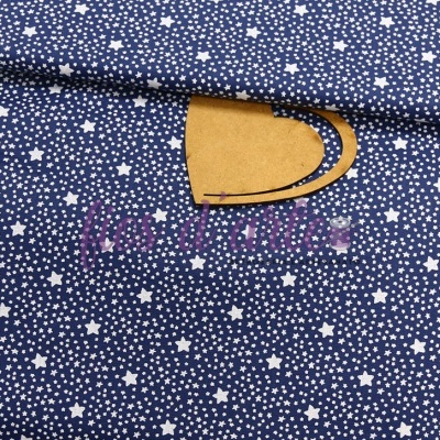 Tecido azul com estrelas brancas e etiqueta castanha