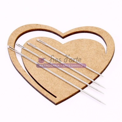 Agulhas metálicas sobre base de madeira em forma de coração