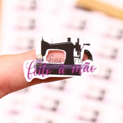 Unha decorada com adesivo de máquina de costura preto