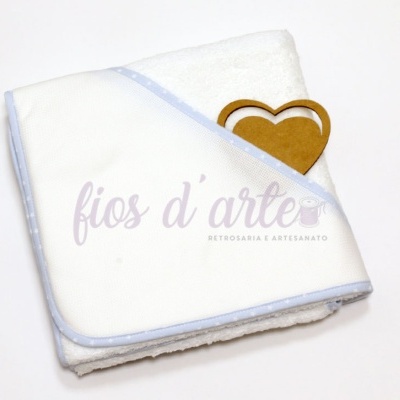 Toalha de bebé branca com ponta e borda azul clara com estrelas brancas e coração decorativo castanho