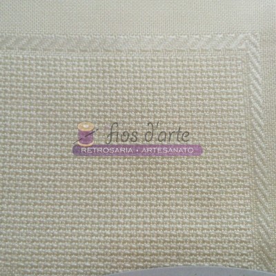 Tecido cru com padrão em relevo e texto 'fios d'arte RETROSARIA - ARTESANATO'