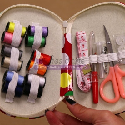 Estojo de costura com linhas coloridas, fita métrica, corta-fios, dedal e tesoura