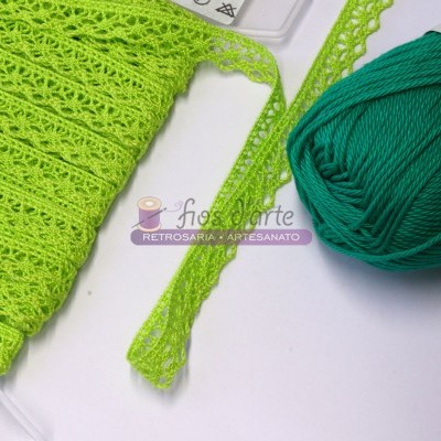 Fita rendada verde-limão com novelo de linha verde-escuro