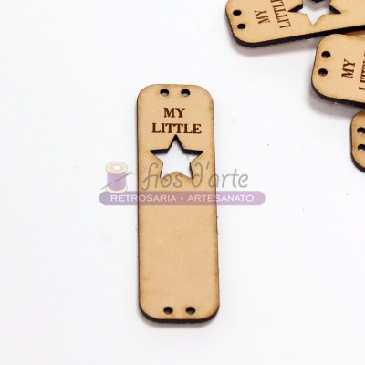 Etiqueta em madeira clara com frase MY LITTLE e recorte em forma de estrela