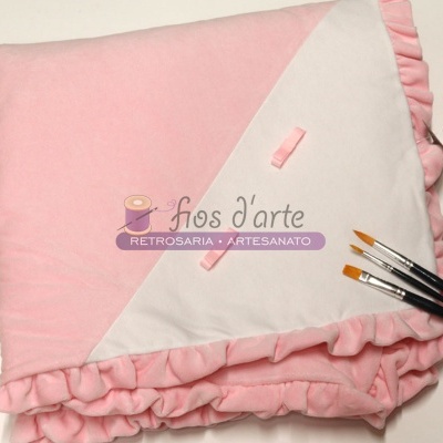 Cobertor almofadado rosa claro e branco com babados e pincéis de pintura