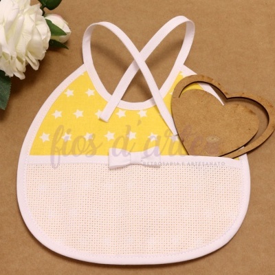 Babete para bebé amarelo com estrelas brancas e bolso branco com flor e enfeite de coração