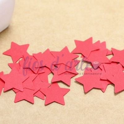 Estrelas vermelhas de espuma sobre superfície bege