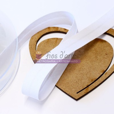 Fita branca em tecido enrolada e cartão em forma de coração