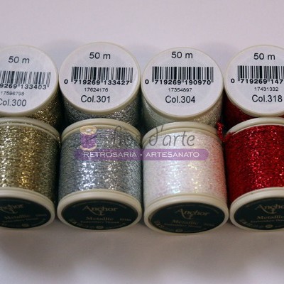 Quatro rolos de linha metálica Anchor em dourado, prata, branco e vermelho