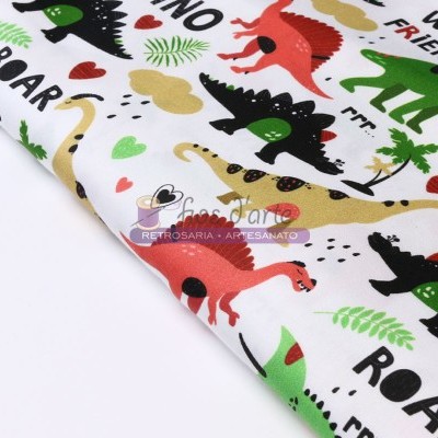 tecido branco com estampado colorido de dinossauros e texto