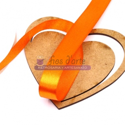 Fita de cetim alaranjada e cartão em forma de coração com texto de marca