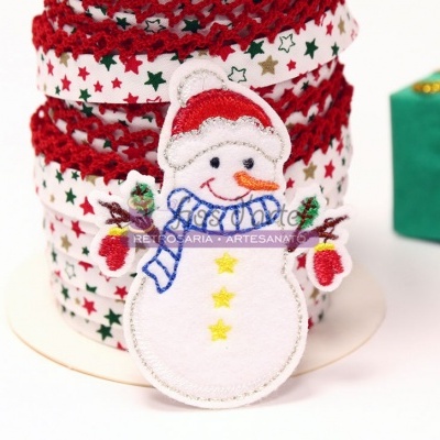 Fita decorativa com boneco de neve e caixa verde com fita dourada