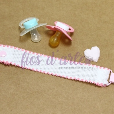 Chupetas azul e rosa com presilha para chupeta em tecido branco e rosa