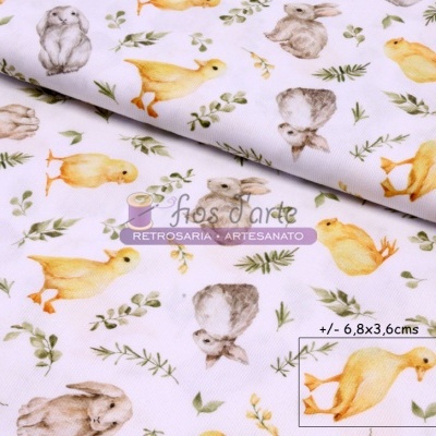 Tecido branco com padrão de coelhos, patinhos e folhas verdes